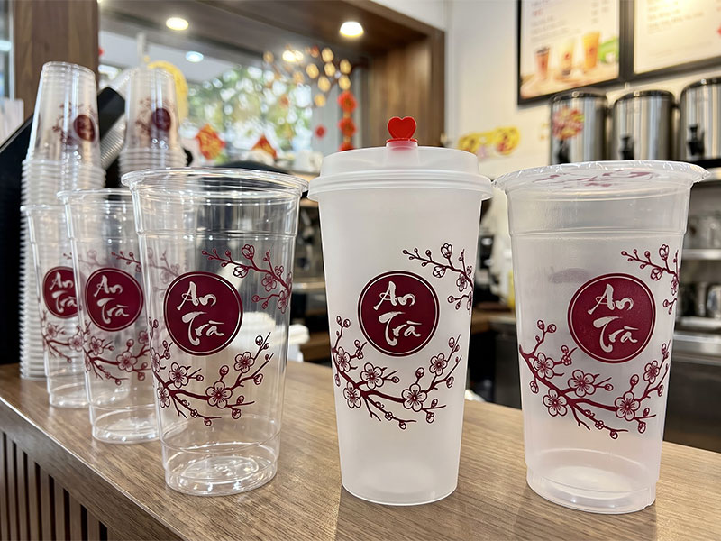 Báo giá gốc trực tiếp tại xưởng khi đặt in logo ly nhựa cho ly nhựa PET, ly nhựa PP, ly nhựa nắp tim nhám đầy đủ size M và L chuẩn bị cho Tết 2027.