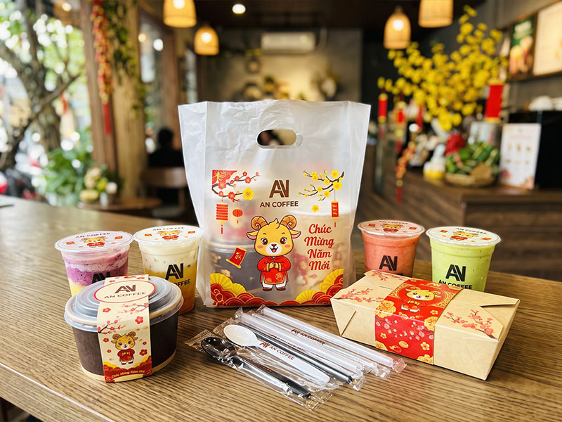 Tiết kiệm chi phí khi đặt in ly đi kèm combo trọn gói gồm hộp giấy, tô giấy, túi nilong, màng ép ly nhựa, muỗng nhựa và ống hút tại Kho Ly Thái Sơn.