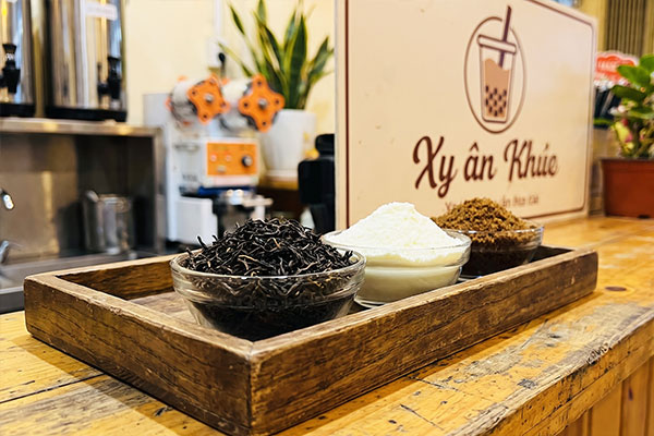 Lựa chọn nguyên liệu chuẩn là bước đầu trong cách nấu trà sữa truyền thống để bán nhằm mang lại trải nghiệm khách hàng tốt nhất.