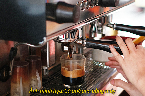 Ảnh minh họa: Pha cà phê bằng máy