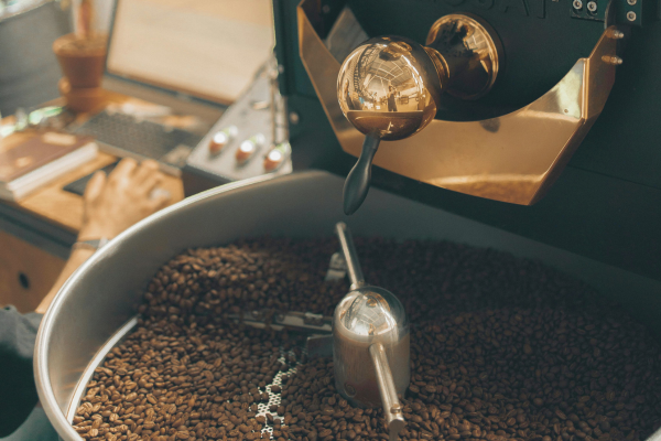 Ảnh minh họa: QUy trình rang cà phê đặc sản trải qua nhiều giai đoạn khác nhau.