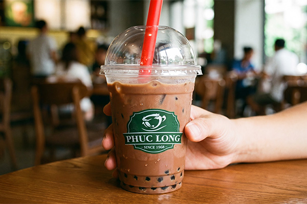 Phúc Long khẳng định vị thế trong các thương hiệu trà sữa ngon nhất tại Việt Nam nhờ cốt trà đậm vị và thiết kế ly nhựa in logo sang trọng.