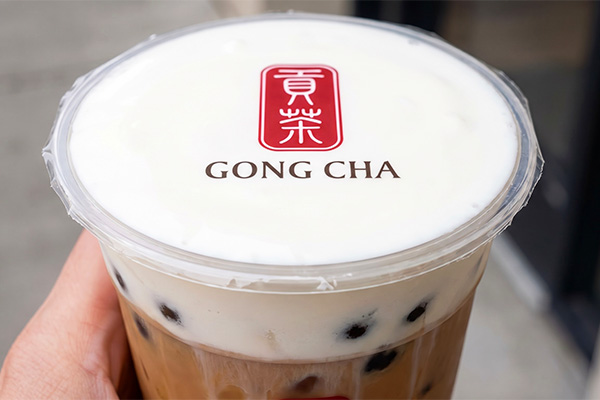 Lớp milk foam trứ danh của Gong Cha – top các thương hiệu trà sữa ngon nhất tại Việt Nam, được bảo vệ an toàn nhờ màng ép ly nhựa cao cấp.