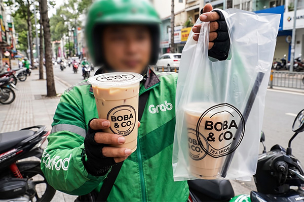 Hoàn thiện quy trình giao hàng với màng ép ly nhựa và túi ni lông chuyên dụng theo chuẩn của các thương hiệu trà sữa nổi bật tại Việt Nam.