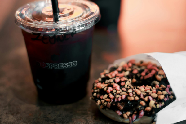 Sự khác biệt lớn nhất giữa cà phê đặc sản và cà phê thông thường nằm ở tiêu chuẩn đánh giá chất lượng được công nhận toàn cầu.