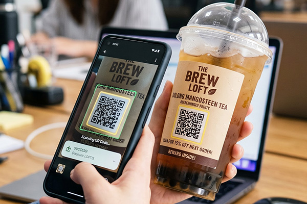 Kết hợp quảng cáo Facebook Ads cho quán địa phương với nghệ thuật in logo ly nhựa chứa mã QR để nâng tầm trải nghiệm khách hàng.