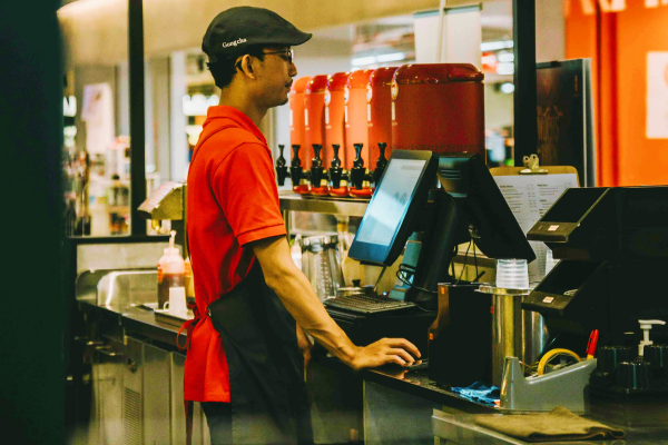 Ảnh minh họa: Công nghệ là cánh tay đắc lực giúp quá trình đào tạo trở nên hiệu quả và tiết kiệm chi phí hơn.