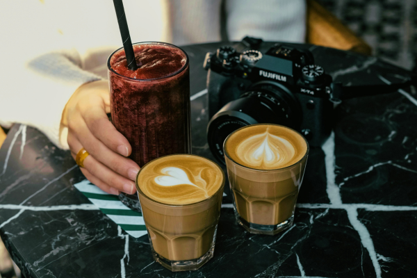 Hình ảnh & Video món uống chất lượng khi đăng trên các mạng xã hội giúp quán cafe của bạn thu hút và giữ chân khán giả.