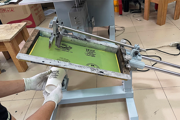 Lưu ý chọn phông chữ và bố cục logo khi dùng dịch vụ in ly giấy theo yêu cầu bằng phương pháp in lụa.
