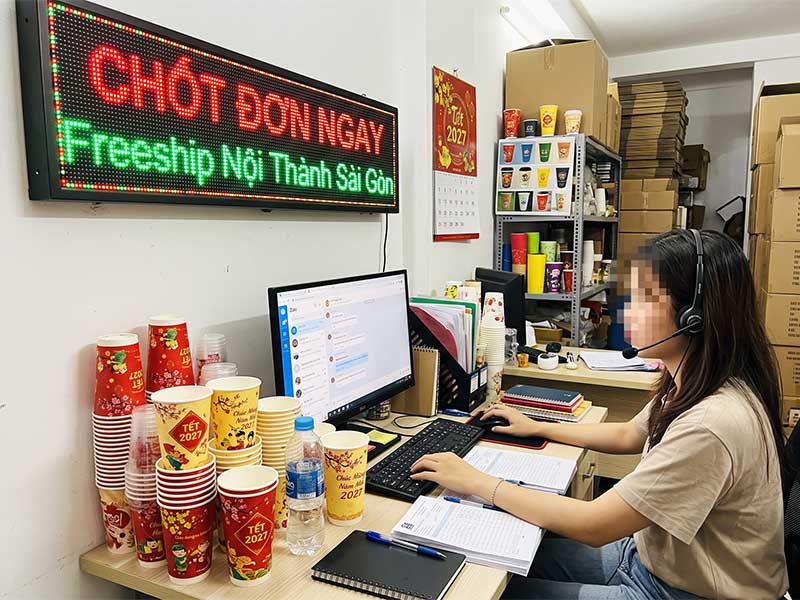 Giao dịch đặt in ly Tết 2027 số lượng ít ngay hôm nay để nhận báo giá sỉ và ưu đãi tặng 1 cuộn màng ép ly nhựa cùng Kho Ly Thái Sơn.