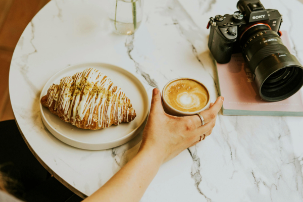 Ảnh minh họa: Thêm nhiều loại bánh ăn kèm vào menu, giúp quán cafe tăng doanh thu.