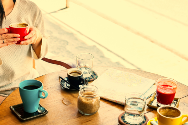 Ảnh minh họa: Thực khách thưởng thức Cà phê Espresso ở một quán cafe ở Venice (Ý).