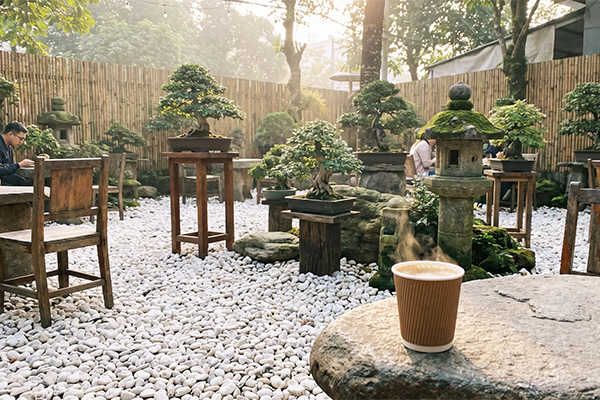 Tận hưởng sự tĩnh lặng tại quán cafe sân vườn đẹp phong cách Zen Nhật Bản, thưởng thức đồ uống nóng trong ly giấy với thiết kế in ly giấy theo yêu cầu.