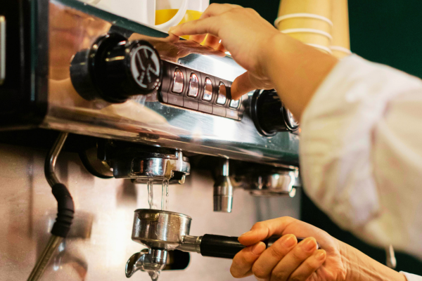 Ảnh minh họa: Máy pha cà phê Espresso giúp nâng cao hiệu quả pha chế