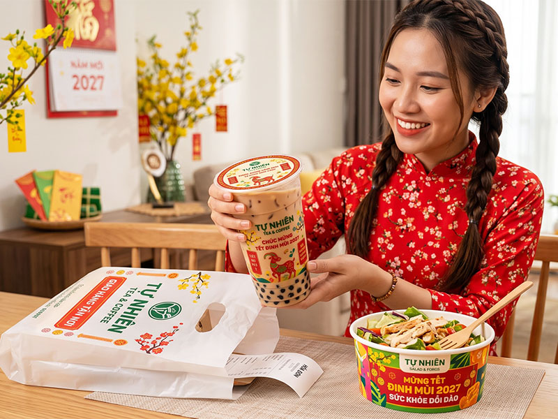 Nâng tầm trải nghiệm mở hộp với sản phẩm đồ uống được đựng trong ly in logo và họa tiết Tết 2027 đẹp mắt kết hợp cùng hộp giấy và tô giấy đựng thức ăn được đóng gói chuyên nghiệp.