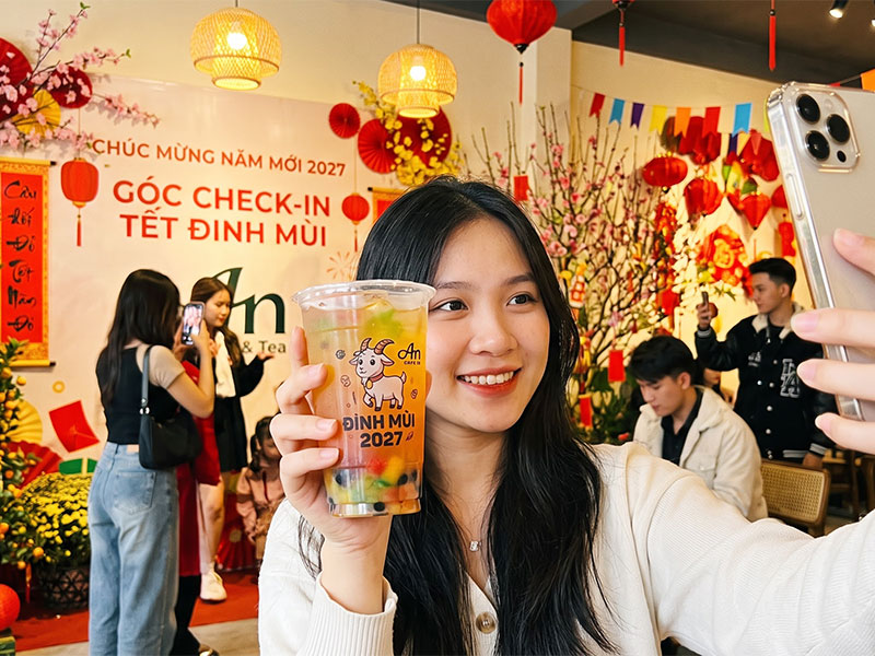 Thiết kế in ly độc đáo, đánh trúng tâm lý check-in khoe ảnh của giới trẻ dịp tết Đinh Mùi 2027, tạo ra chiến dịch quảng bá 0 đồng hiệu quả cho quán.