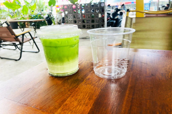 Ảnh minh họa: Ly nhựa đựng món Matcha Latte phục vụ thực khách cho tiệm trà & cafe