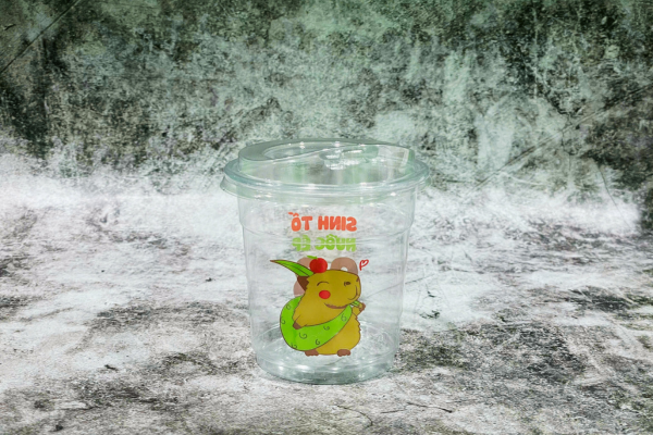 Ảnh minh họa: Ly nhựa đựng Matcha Latte được in logo theo yêu cầu cho tiệm trà & cafe