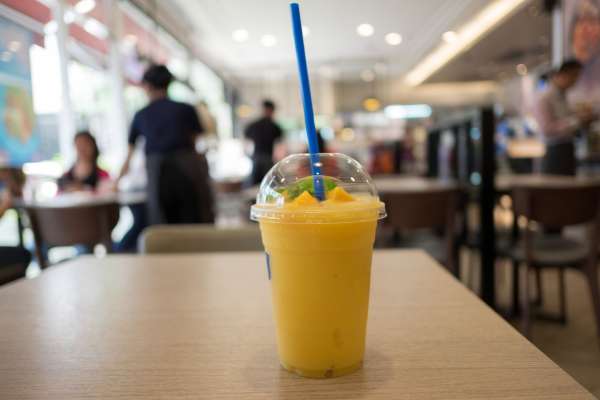 Cách chụp ảnh góc hẹp (tight shots) tạo cảm giác quán đông đúc phục vụ mục đích marketing trên mạng xã hội.