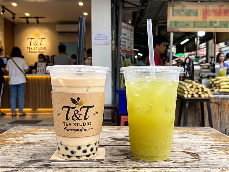 Ly khay sẵn làm mất đi bản sắc thương hiệu, trong khi dịch vụ in ly giấy và in logo ly nhựa giúp thức uống của bạn trở nên khác biệt và cao cấp.