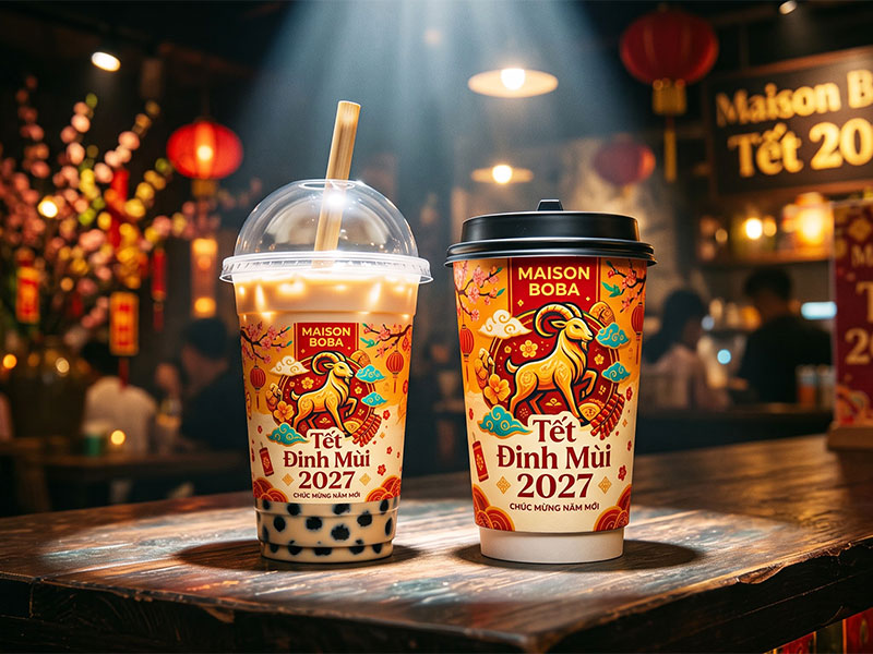 Đặt in ly theo yêu cầu là chiến lược đầu tư dài hạn giúp các thương hiệu F&B ghi dấu ấn mạnh mẽ trong tâm trí thực khách trên từng chiếc ly giấy và ly nhựa đựng đồ uống mang đi.