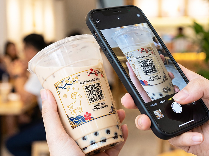 Tối ưu hóa chi phí và bán chéo sản phẩm bằng cách tích hợp mã QR Code in trên ly nhựa và ly giấy, dẫn dắt khách hàng đặt thêm các món ăn đi kèm như bánh ngọt hoặc nhận mã giảm giá cho đơn hàng tới.