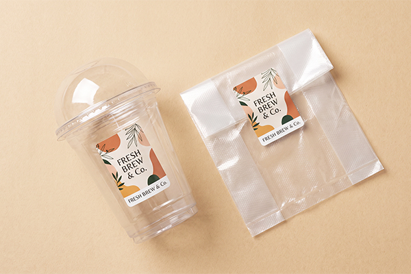 Phối hợp đồng bộ hệ sinh thái bao bì giữa ly nhựa dùng một lần dán tem giấy Couche và hệ thống túi ni lông mang đi.