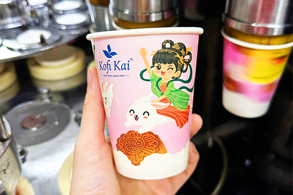 Phối hợp hệ sinh thái bao bì mùa vụ gồm ly nhựa dùng một lần, hộp giấy đựng bánh và túi ni lông xách biếu tặng.