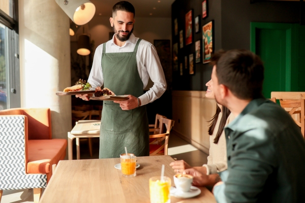 Phục vụ món ăn tận tâm tại bàn - điểm chạm đỉnh thăng hoa trong hành trình trải nghiệm ẩm thực.