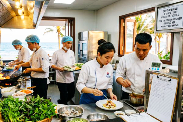Kiểm tra sức chịu tải và đo lường tốc độ ra món của bộ phận bếp trong giai đoạn mở cửa thử nghiệm nhà hàng.