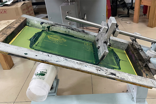 Phân tích quy trình in lụa là gì cùng độ linh hoạt về số lượng và tính kinh tế cho quán kinh doanh ăn uống..