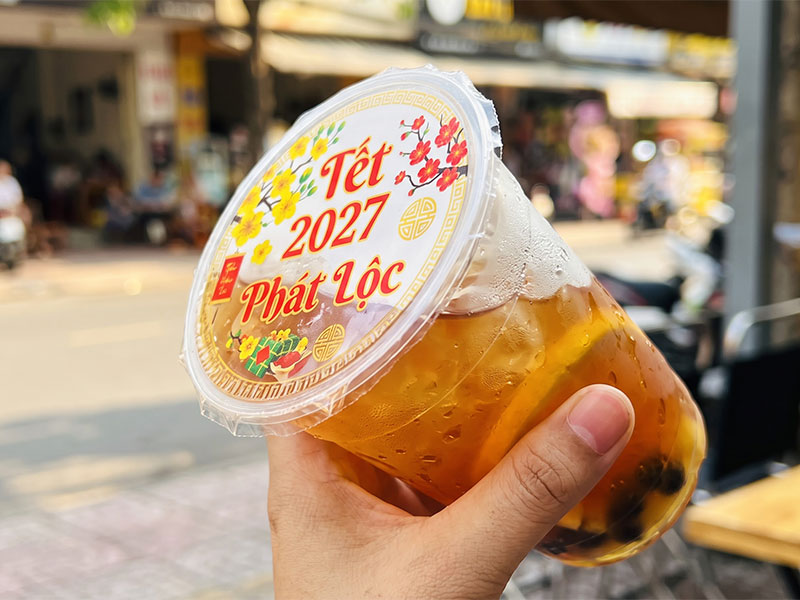 Việc in ly nhựa chuyên nghiệp phải đi đôi với lớp giáp bảo vệ là màng ép ly nhựa để chống tràn tuyệt đối và giúp shipper giao hàng an toàn.