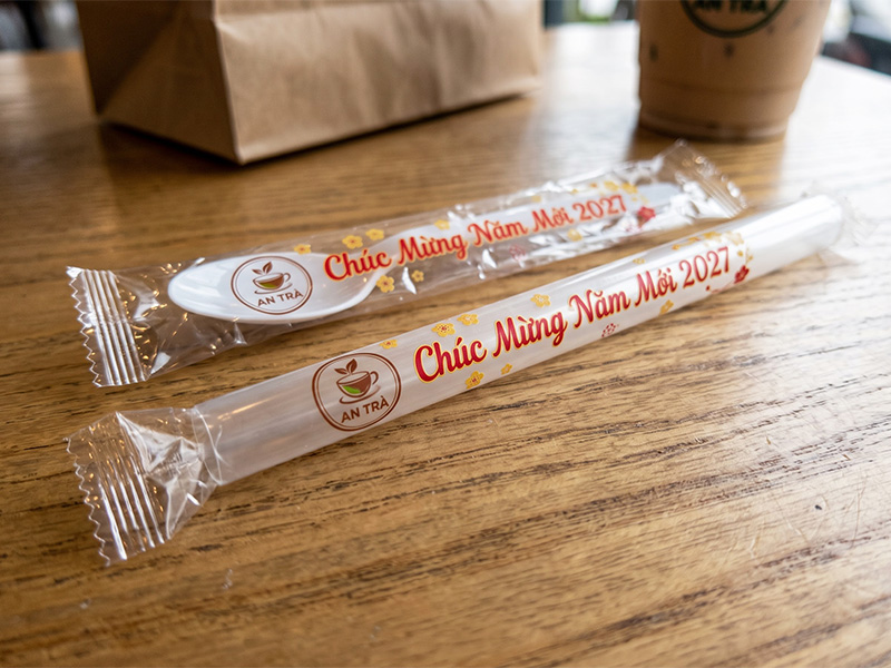 Sự chỉnh chu đến từ những chi tiết nhỏ nhất như ống hút và muỗng nhựa bọc màng vô trùng đi kèm sản phẩm món uống được đựng trong Ly nhựa và ly giấy in logo.