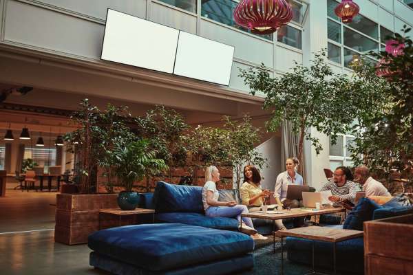 Kỹ thuật dồn khách vào một khu vực chính để tạo cảm giác không gian quán luôn đông đúc và ấm cúng.