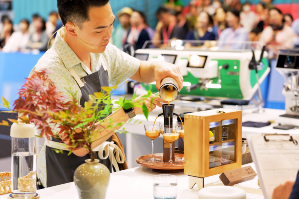 Ảnh minh họa: Thí sinh đang thi đấu giải World Barista Championship (WBC) 2025 (Nguồn: internet).