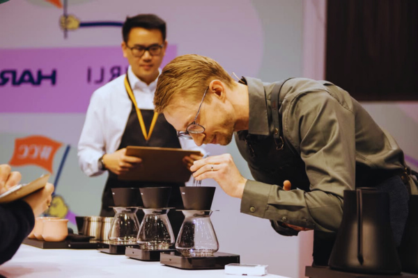 Ảnh minh họa: Thí sinh đang tham gia thi đấu World Brewers Cup 2025 (Nguồn: Internet).