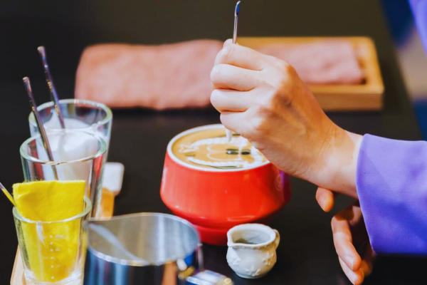 Ảnh minh họa: Thí sinh đang thi đấu tại cuộc thi World Latte Art Championship 2025 (Nguồn: Internet).