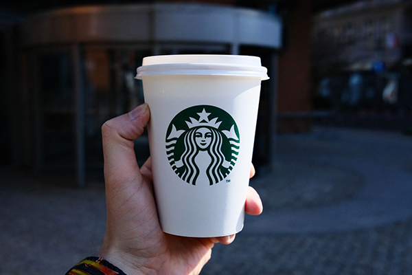 Bài học từ logo F&B nổi tiếng của Starbucks áp dụng vào dịch vụ in ly giấy theo yêu cầu và ly giấy cao cấp.
