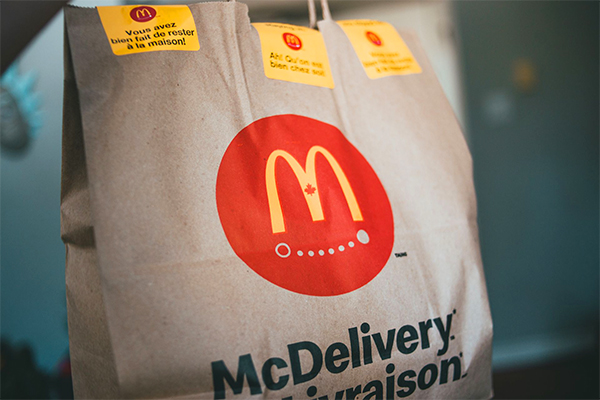 Khám phá bí quyết kích thích vị giác từ logo F&B nổi tiếng McDonald's trên các mẫu bao bì chuyên dụng.