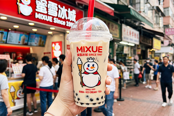 Sức hút của logo F&B nổi tiếng Mixue trên bao bì ly nhựa dùng một lần dành riêng cho giới trẻ.