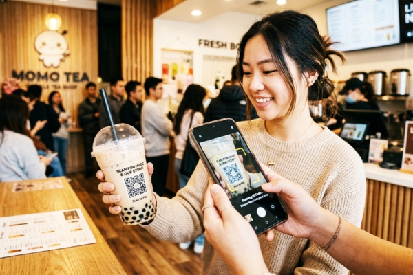 Ứng dụng mã QR trên bao bì trà sữa để tăng tính tương tác đa kênh và dẫn dắt câu chuyện thương hiệu.