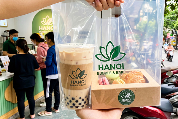 Đồng bộ chất lượng bảo quản trà sữa với dịch vụ in logo ly nhựa, in ly giấy theo yêu cầu và hệ sinh thái túi ni lông, hộp giấy, tô giấy.