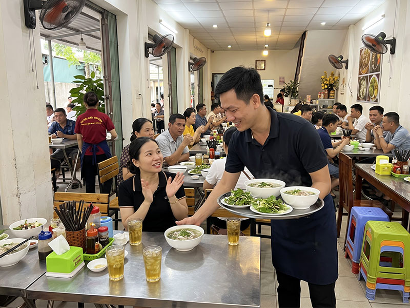 Viết bảng mô tả công việc (JD) tập trung vào giá trị mà ứng viên sẽ mang lại, thay vì chỉ liệt kê các đầu việc lặt vặt của nhân viên phục vụ.
