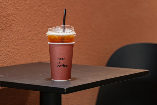 Sử dụng ly giấy thay thế cho ly nhựa, quán cà phê hạn chế rác thải nhựa một lần ra môi trường.