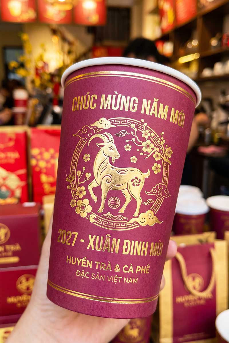 Kỹ thuật in ly với tone màu Đỏ Bordeaux kết hợp Vàng Gold bằng dịch vụ in ly giấy theo yêu cầu mang lại vẻ đẹp quyền lực.