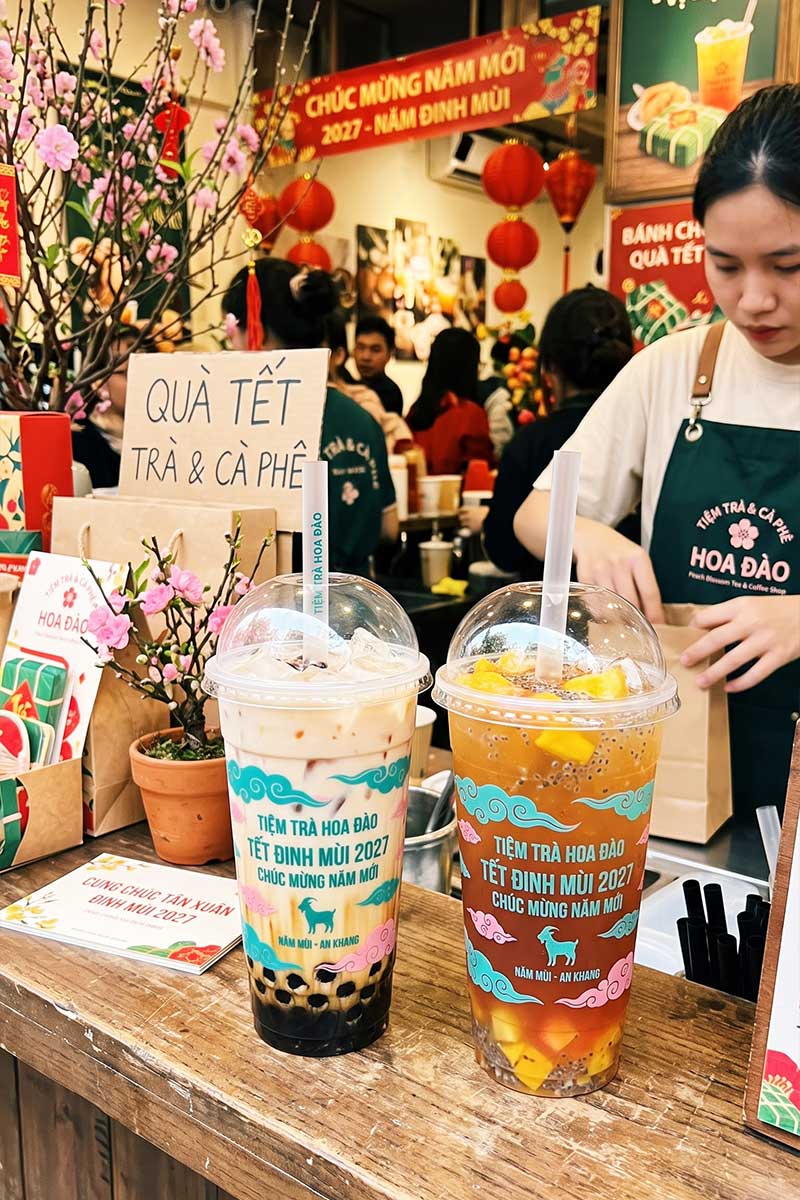 Ứng dụng màu Pastel Á Đông khi in logo ly nhựa tạo ra bức tranh mùa xuân thanh tao cho tệp khách hàng Gen Z.