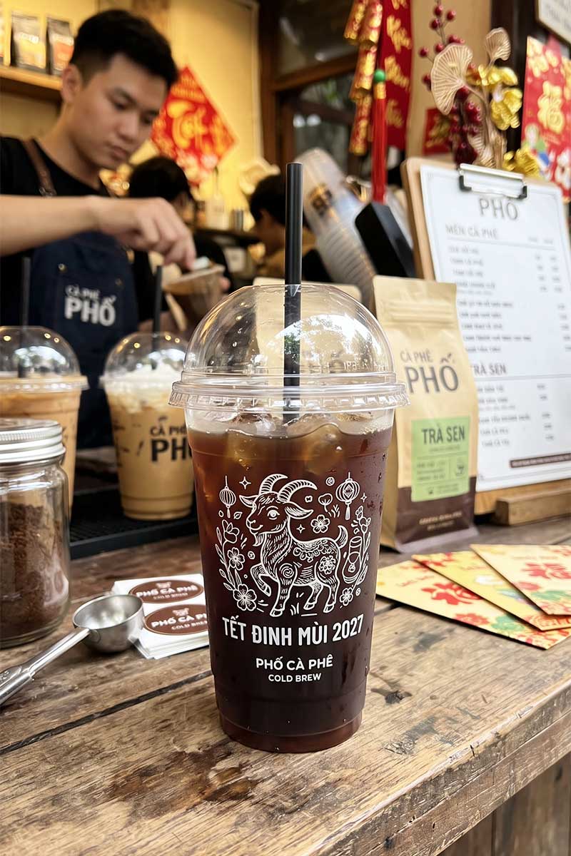 Thiết kế Line Art tối giản khi in ly nhựa kết hợp chất liệu nhựa PP hoặc PET trong suốt giúp tôn vinh hoàn toàn màu sắc đồ uống.