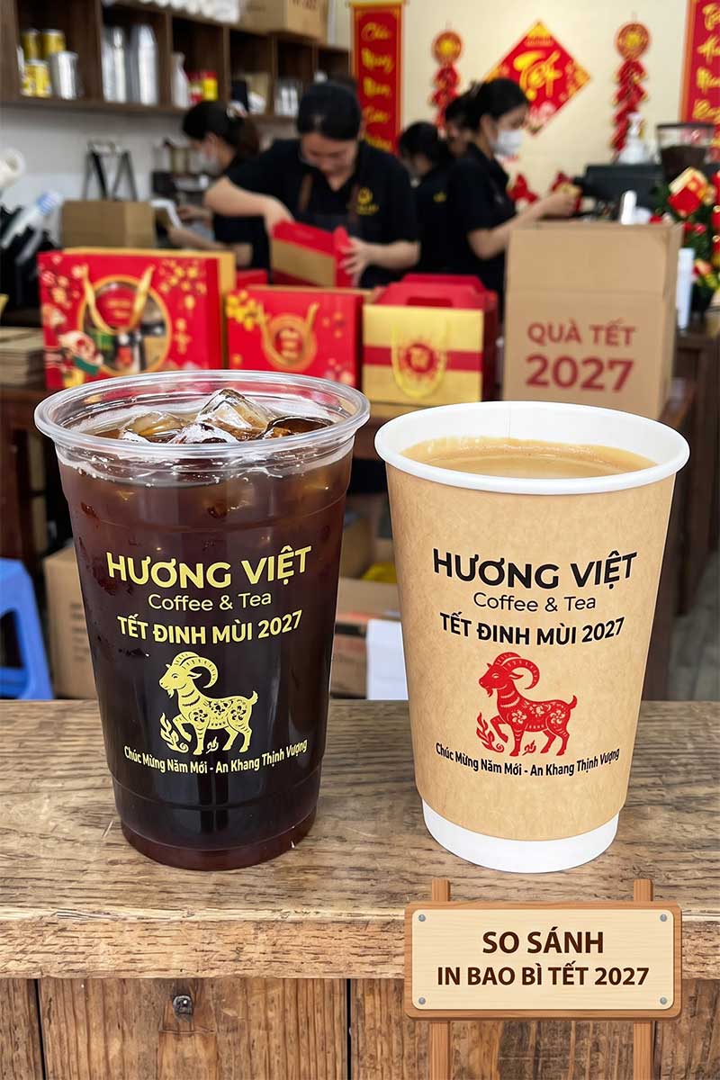 Lựa chọn chất liệu phù hợp khi in ly tết 2027 đóng vai trò quyết định đến độ sắc nét của họa tiết và cảm giác cầm nắm của khách hàng.