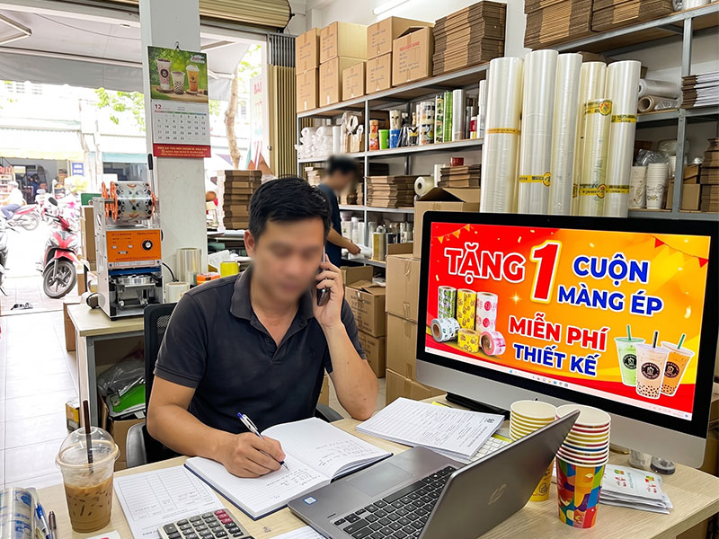 Giao dịch đặt in ly tết 2027 tại Kho Ly Thái Sơn ngay hôm nay để nhận báo giá gốc tận xưởng và quà tặng đi kèm 1 cuộn màng ép ly nhựa cao cấp.