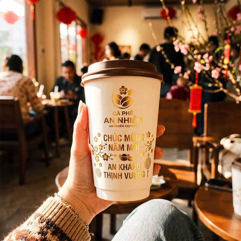 Thiết kế họa tiết màu Vàng Hoàng Kim đại diện cho hành Thổ, tượng trưng cho sự trù phú, sung túc và giàu sang cho chủ quán F&B.
